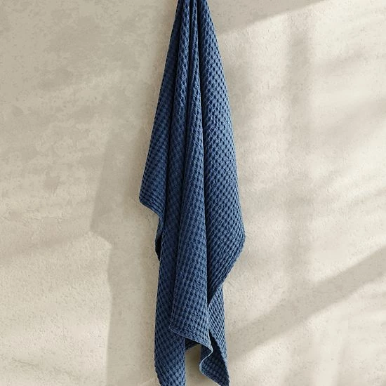 Five Queens Court Pine Beach Chambray Throw White 4 Five Queens Court Pine Beach Chambray Throw White - Image 2