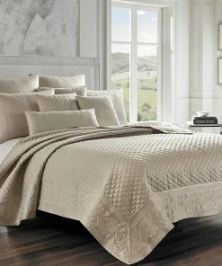 Five Queens Court Lincoln Quilt Set With Shams